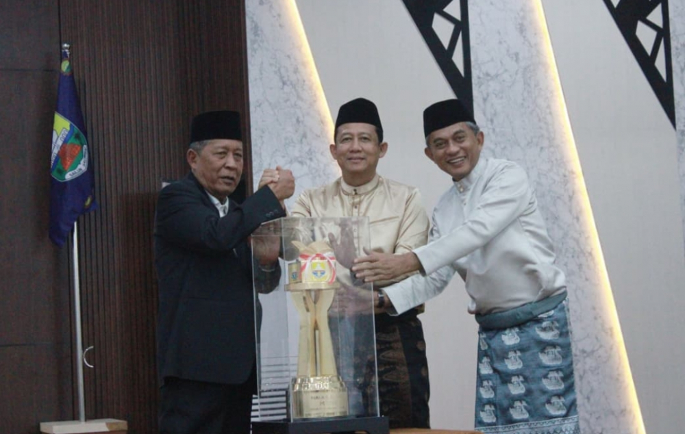 Wakil Gubernur Jambi Abdullah Sani bersama Bupati dan Wakil Bupati Muarojambi, Bambang Bayu Suseno dan Junaidi Mahir. Foto dok Kominfo Provinsi Jambi