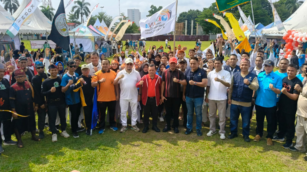 Gubernur Jambi Al Haris Bersama Peserta Festival Olahraga Tradisional dan Kreasi Budaya 2025.