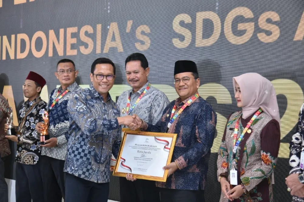 Penghargaan I-SIM Award 2025 diterima langsung Wali Kota Jambi Maulana di Kementerian PPN/Bappenas RI, Jakarta, Selasa (19/11/2025). 